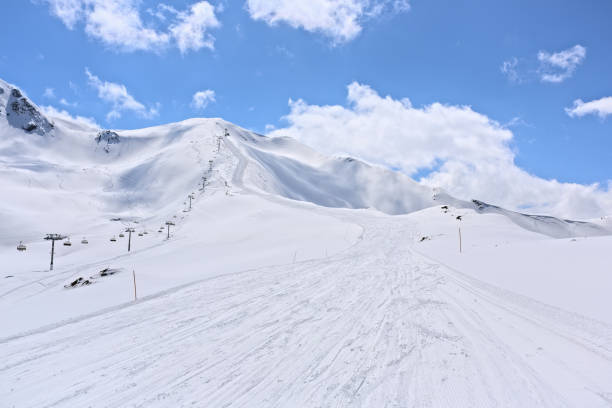 arkhyz 스키 리조트의 남쪽 경사면 상단의 하단 보기. - snow ski track color image colors 뉴스 사진 이미지