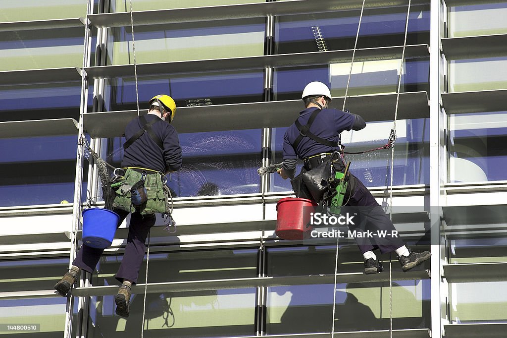 Arbeiter werden sichtbar sein Abseilen eine Corporate-Gebäude - Lizenzfrei Fensterputzer Stock-Foto