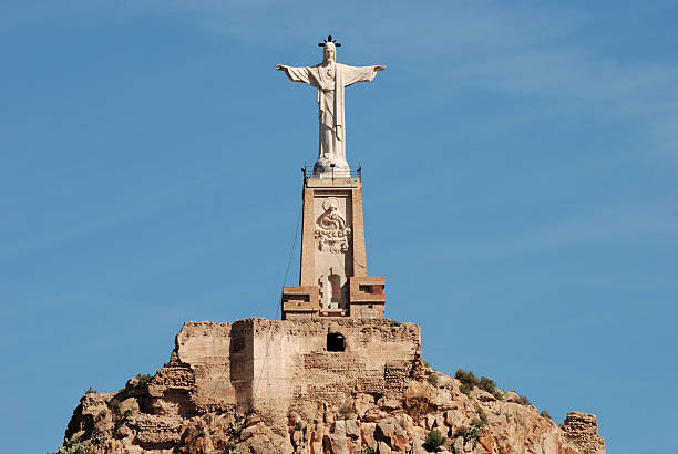 jesús statua di monteagudo, spagna - jesus christ cross old statue foto e immagini stock