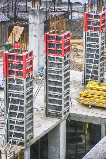vertikale schalungsplatten auf der konstruktion - vertical lift bridge stock-fotos und bilder