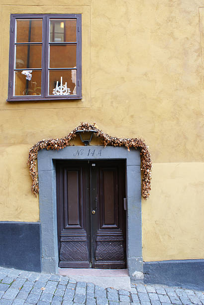 istock Old door to appartementbuilding 144801218