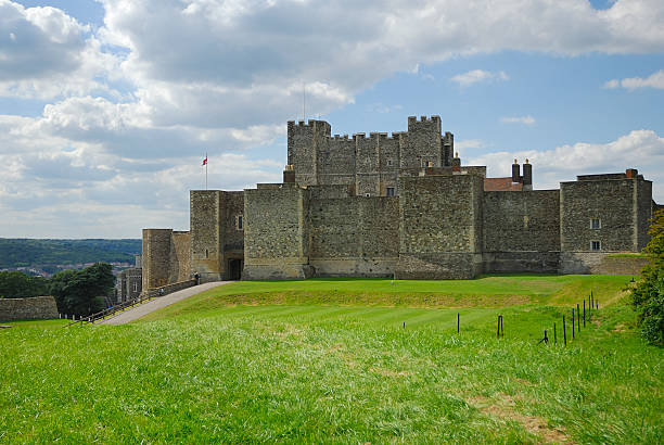 castelo de dover - circa 13th century circa 11th century circa 10th century romanesque imagens e fotografias de stock