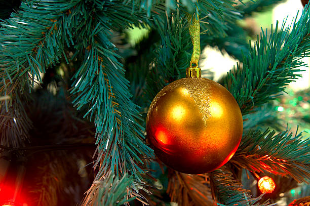 Or Boule de Noël suspendu à la branche - Photo