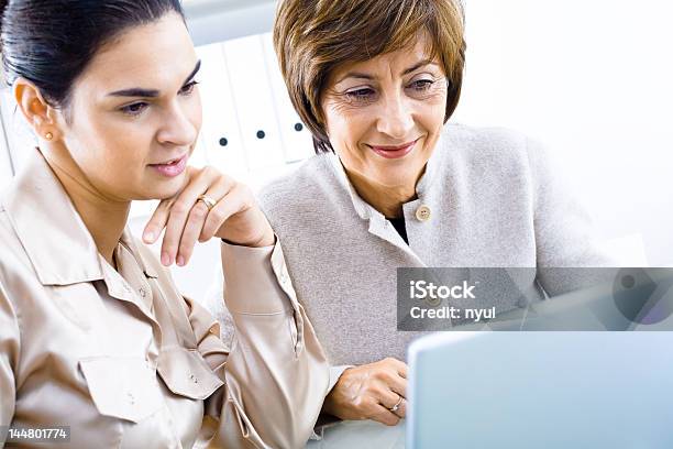 Businesswoman Z Laptopa - zdjęcia stockowe i więcej obrazów Czytać - Czytać, Ekspertyza, Kobiety