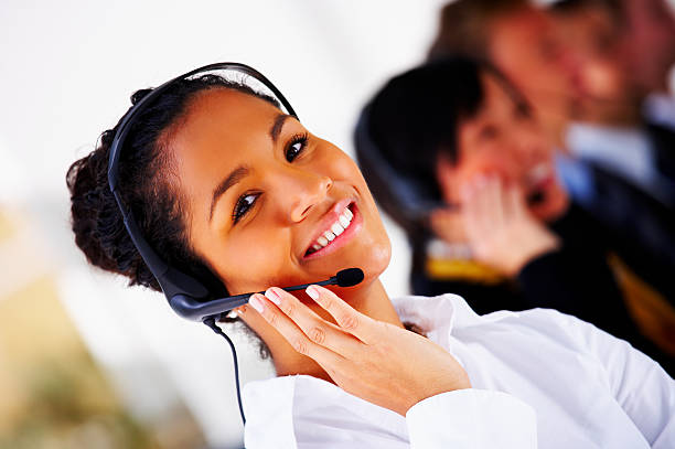 여성 고객 서비스 담당자에게 미소 - white collar worker global communications side view headset 뉴스 사진 이미지