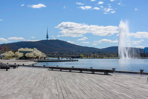 paesaggio urbano del lago burley griffin a canberra. - australian capital territory foto e immagini stock