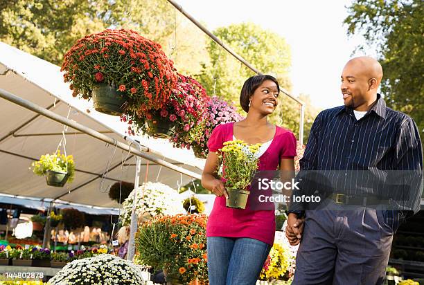 Foto de Casal Feliz Compras e mais fotos de stock de 25-30 Anos - 25-30 Anos, Adulto, Afro-americano