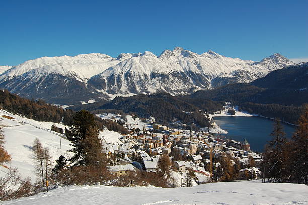 st. moritz, jet set ressort nelle alpi (2 - st moritz engadine mountain winter foto e immagini stock