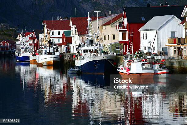 Boote Spiegelt Sich Im Meer Stockfoto und mehr Bilder von Bucht - Bucht, Dorf, Europa - Kontinent