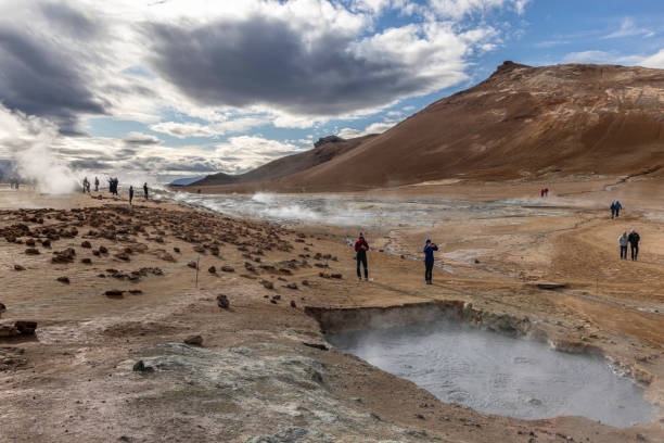 hverir a hot geothermal area, islande - sulphur landscape fumarole heat photos et images de collection