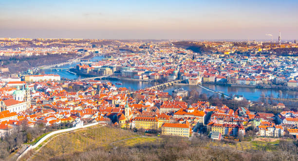 paisagem urbana panormaica de praga. vista aérea da torre petrin, praha, república tcheca - rio vltava - fotografias e filmes do acervo