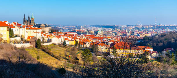 castello di praga e piccolo quartiere - hradcany castle prague czech republic spring foto e immagini stock