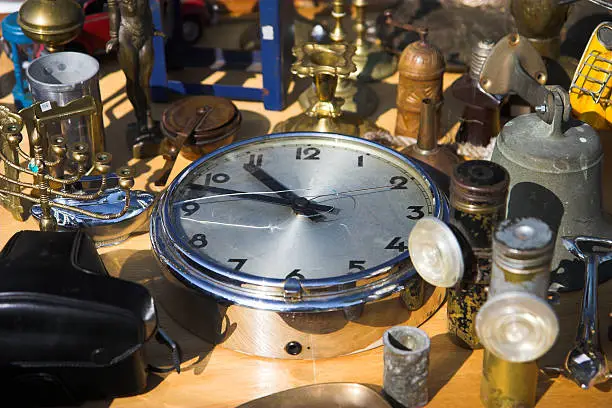 Fleamarket objects in the sun.