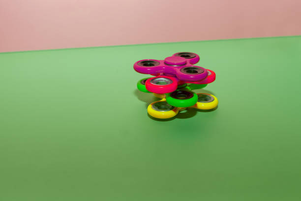 spinner toys balancing. fidget spinner, very popular modern toy for relaxation and stress relief - handspinner stockfoto's en -beelden