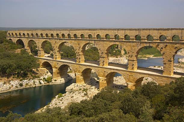 pont du gard'view - aqueduct roman ancient rome pont du gard - fotografias e filmes do acervo