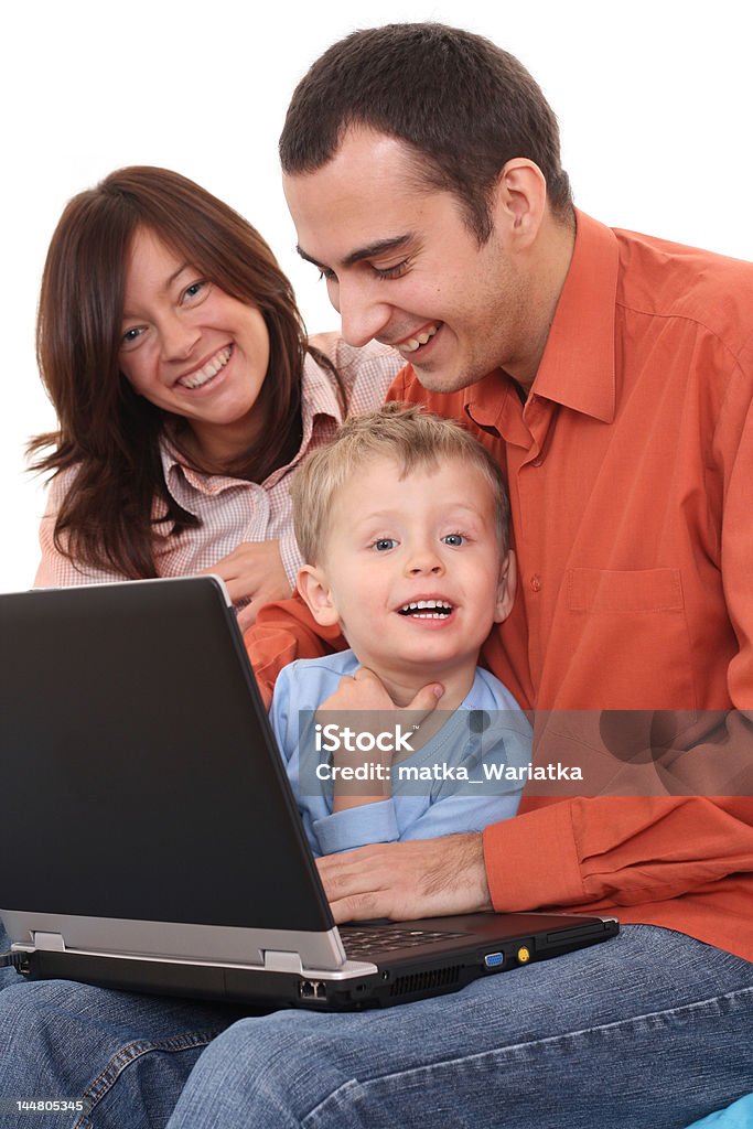 Familia usando computadora portátil - Foto de stock de 2-3 años libre de derechos