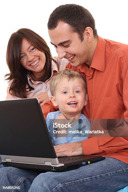 Familia Usando Computadora Portátil Foto de stock y más banco de imágenes de 2-3 años - 2-3 años, 25-29 años, Actividades recreativas