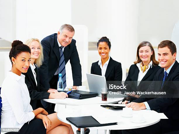 Pessoas De Negócios A Discutir Em Uma Reunião - Fotografias de stock e mais imagens de Adulto - Adulto, Apresentação - Discurso, Branco