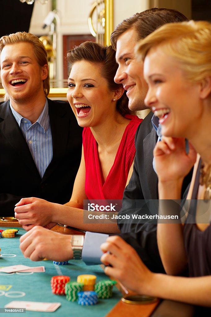 BlackJack-Tisch. Freunde haben eine gute Zeit! - Lizenzfrei Kasino Stock-Foto