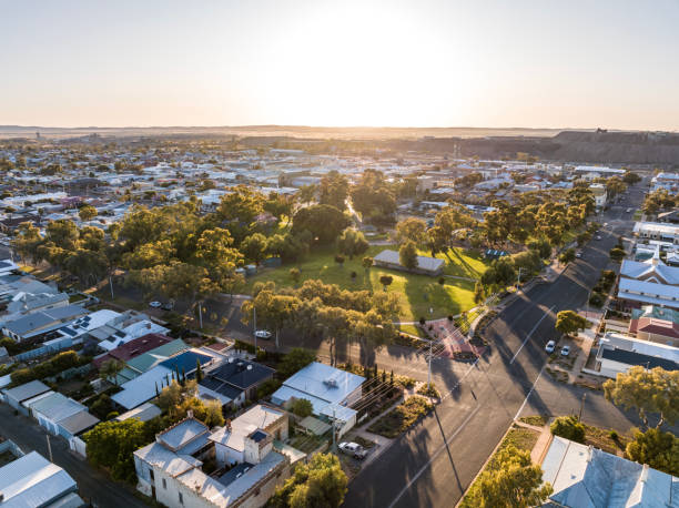 tôt le matin, le lever du soleil vue aérienne en contre-plongée de sturt park, un parc de loisirs nommé d’après l’explorateur britannique charles sturt, dans la ville minière de l’outback de broken hill, en nouvelle-galles du sud, en australie. - named town photos et images de collection