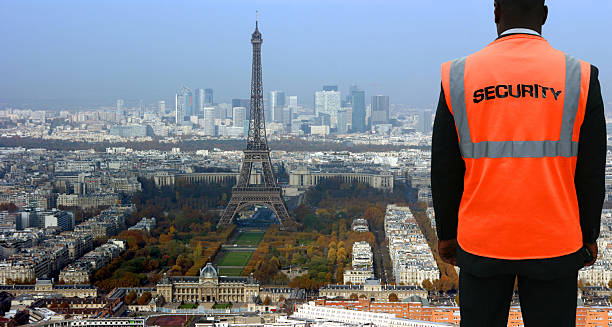 Agente de segurança vigilância em Paris - fotografia de stock