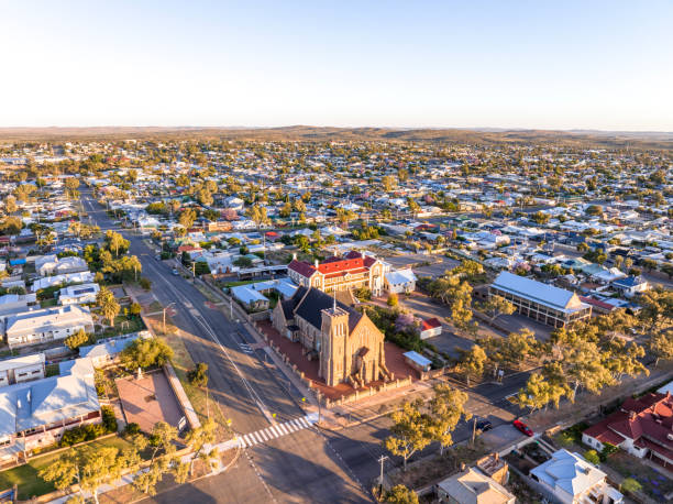 sonnenaufgang am frühen morgen hochwinkel-drohnenaufnahme der kathedrale des heiligen herzens jesu, einer katholischen kirche, und der historischen outback-bergbaustadt broken hill, new south wales, australien. - australia new south wales aerial view landscape stock-fotos und bilder