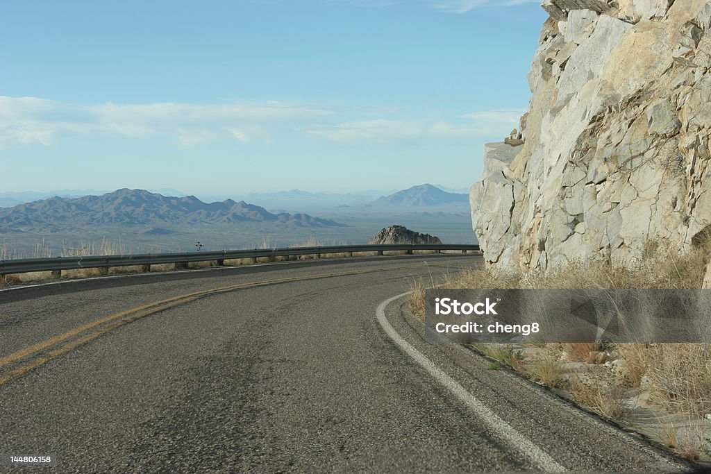 Tortuosa strada di Kitt Peak vista sul deserto di Sonoran, Arizona - Foto stock royalty-free di Ambientazione esterna