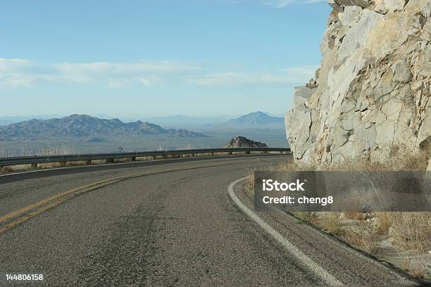Округлые Дорога Вниз Kitt Пик С Видом На Пустыню Соноран Штат Аризона — стоковые фотографии и другие картинки Аризона - Юго-запад США