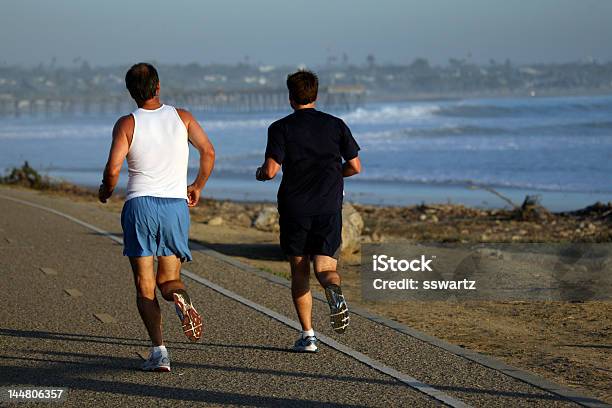 Dos Hombres Corriendo Foto de stock y más banco de imágenes de Acera - Acera, Actividad, Actividades recreativas