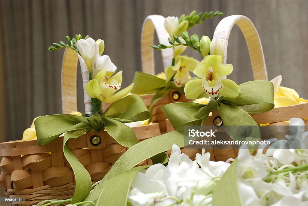 Корзина и цветы - Стоковые фото Горизонтальный роялти-фри