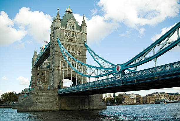 tower bridge - victorian style england architectural styles passenger craft foto e immagini stock