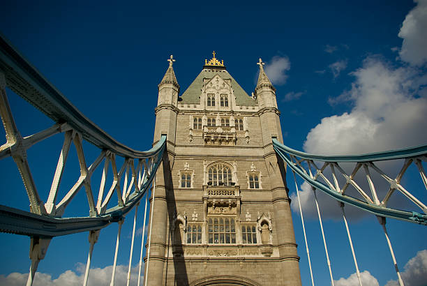 tower bridge - victorian style england architectural styles passenger craft foto e immagini stock