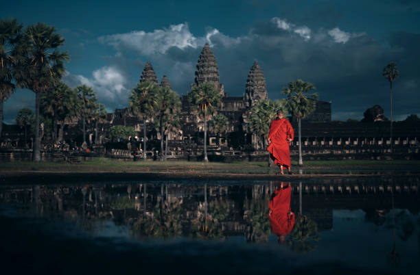 monge budista na frente de angkor wat - cambodia monk buddhism angkor wat - fotografias e filmes do acervo