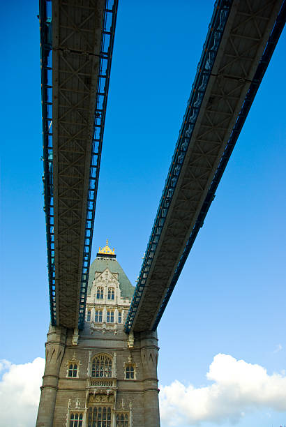 tower bridge - victorian style england architectural styles passenger craft foto e immagini stock