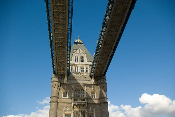 tower bridge - victorian style england architectural styles passenger craft foto e immagini stock