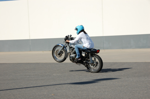 motorcycle chica en un sobre ruedas traseras photo
