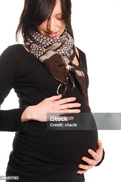 Молодая Беременная Женщина — стоковые фотографии и другие картинки Беременная - Беременная, Вертикальный, Взрослый