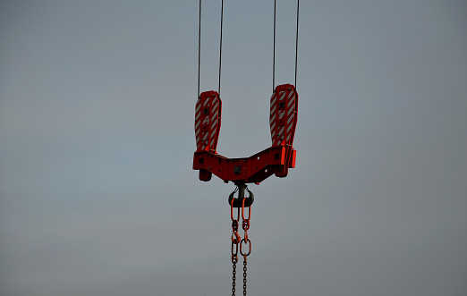 a crane with two ropes in common suspension. metal hook. on two sides, carries bulky and heavy loads. the rope does not twist or twist. transport is safer, double, pull up,