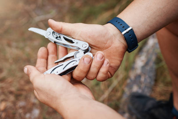 Hands, man or multi purpose knife in environment camping land, sustainability forest woods or hiking mountains. Zoom, hiker or swiss army blade, survival tools or metal equipment gear in nature earth manos, hombre o cuchillo polivalente en entorno de tierras de acampada, bosques de sostenibilidad o senderismo de montaña. zoom, hoja de excursionista o del ejército suizo, herramientas de supervivencia o equipo de metal en la naturaleza de la tierra