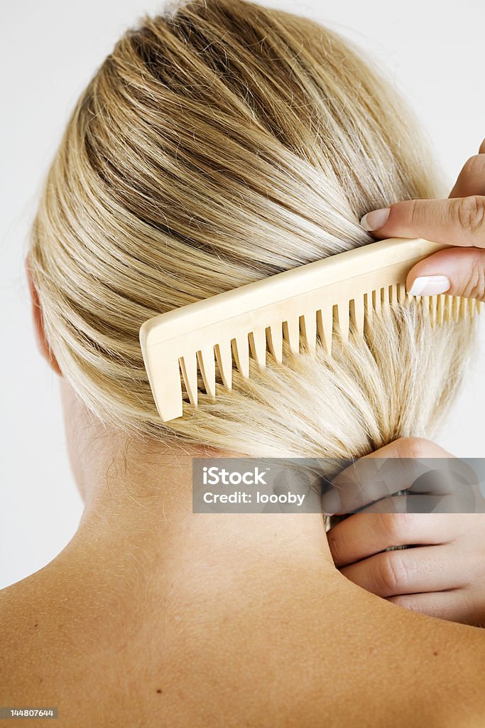 Pettinare i capelli - Foto stock royalty-free di Adulto