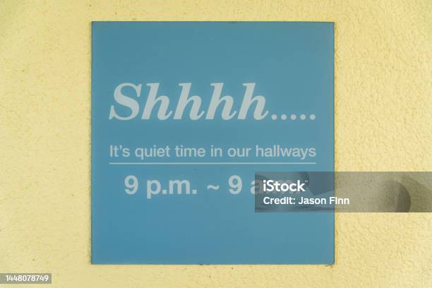 Destin Florida Sign On A Wall With Shhhh Its Quiet Time In Our Hallways 9 Pm 9 Am Stock Photo - Download Image Now
