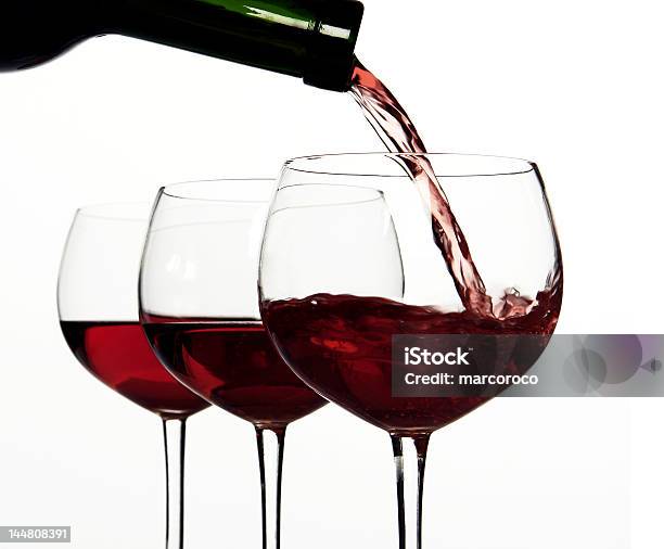 Vino Rosso Versare - Fotografie stock e altre immagini di Bicchiere - Bicchiere, Largo - Descrizione generale, Versare