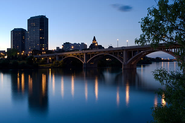 saskatoon skyline w zmierzchu - south saskatchewan river zdjęcia i obrazy z banku zdjęć