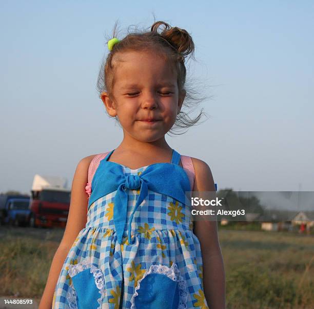 Foto de Menina E Vento e mais fotos de stock de Aldeia - Aldeia, Campo, Criança