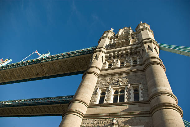 tower bridge - victorian style england architectural styles passenger craft foto e immagini stock