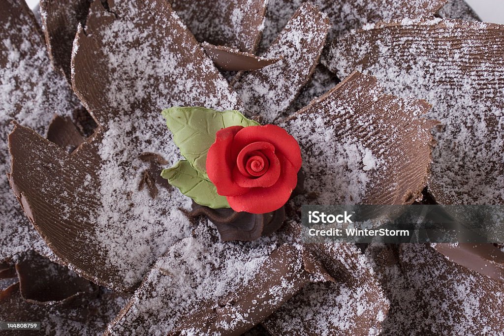 Rosa rossa su Torta al cioccolato - Foto stock royalty-free di Alimentazione non salutare