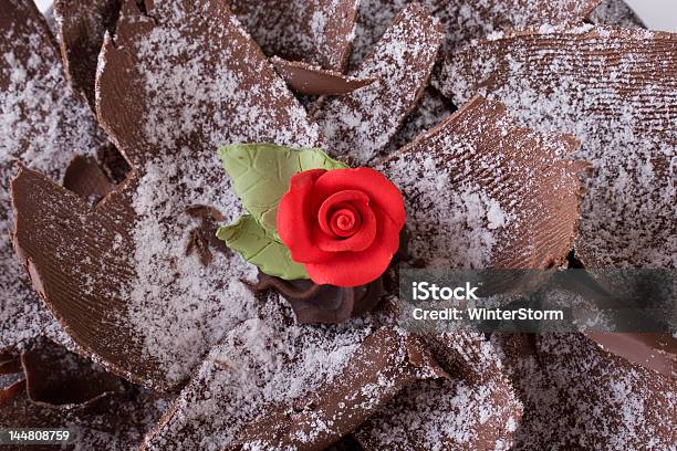 Rosa Rossa Su Torta Al Cioccolato - Fotografie stock e altre immagini di Alimentazione non salutare - Alimentazione non salutare, Assuefazione, Cioccolato