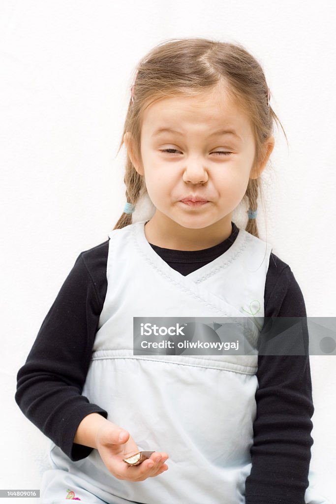 Fille avec du chocolat - Photo de Goût acide libre de droits