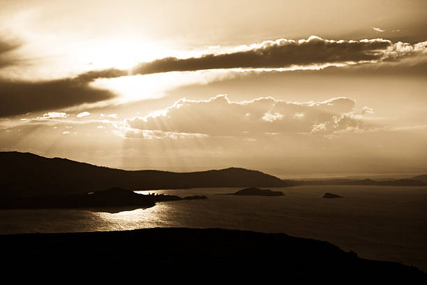 Coucher de soleil avec réflexion sur le Lac Titicaca - Photo