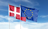d%C3%A4nemark-und-die-flaggen-der-europ%C3%A4ischen-union-vor-bew%C3%B6lktem-himmel-winkt-am-himmel.jpg?b=1&s=170x170&k=20&c=U63hTN94xB7g2rqCUYFz0ecpHChx2mz_K8i-4h8nxEU=